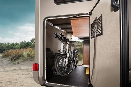 ensuring optimal privacy. Even bicycles are easily accommodated in the HYMER DuoMobil s generous garage.