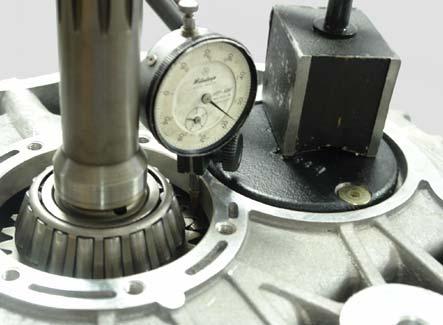 Position the tip of the dial indicator on the countershaft gear tooth and set the dial indicator to zero. FSO-4505A/84 4 4.