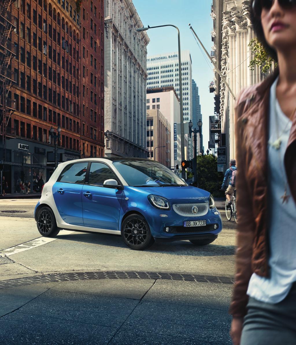 And a look through the windows to the interior that is available in three colour variants shows that the smart forfour has a whole lot of confidence. Stylish, timeless, chic. 38.