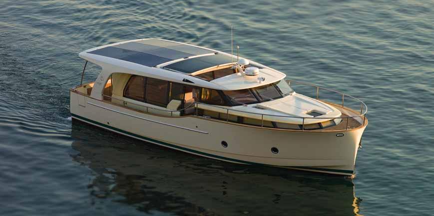 Greenline 40 Hybrid is a development of her smaller sister, the Greenline 33 Hybrid.