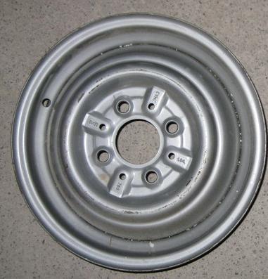 Platišĉa in pnevmatike so bile z originalnimi kovinskimi zamenjana z laţjimi in veĉjimi ter širšimi aluminijastimi platišĉi in poslediĉno tudi veĉjimi pnevmatikami.