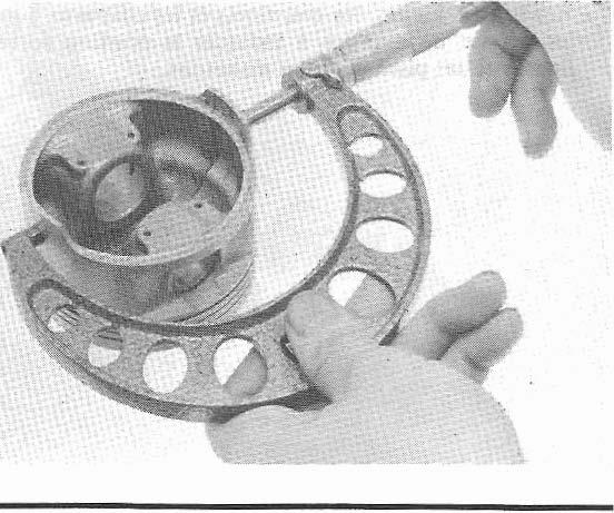 Measure the piston ring-to-groove clearance. SERVICE LIMIT: 0.10 mm (0.