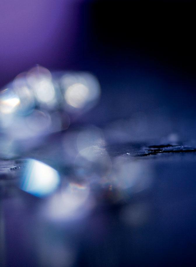 179 Quadra Cristal Materiali preziosi donano intense suggestioni all oggetto luce.
