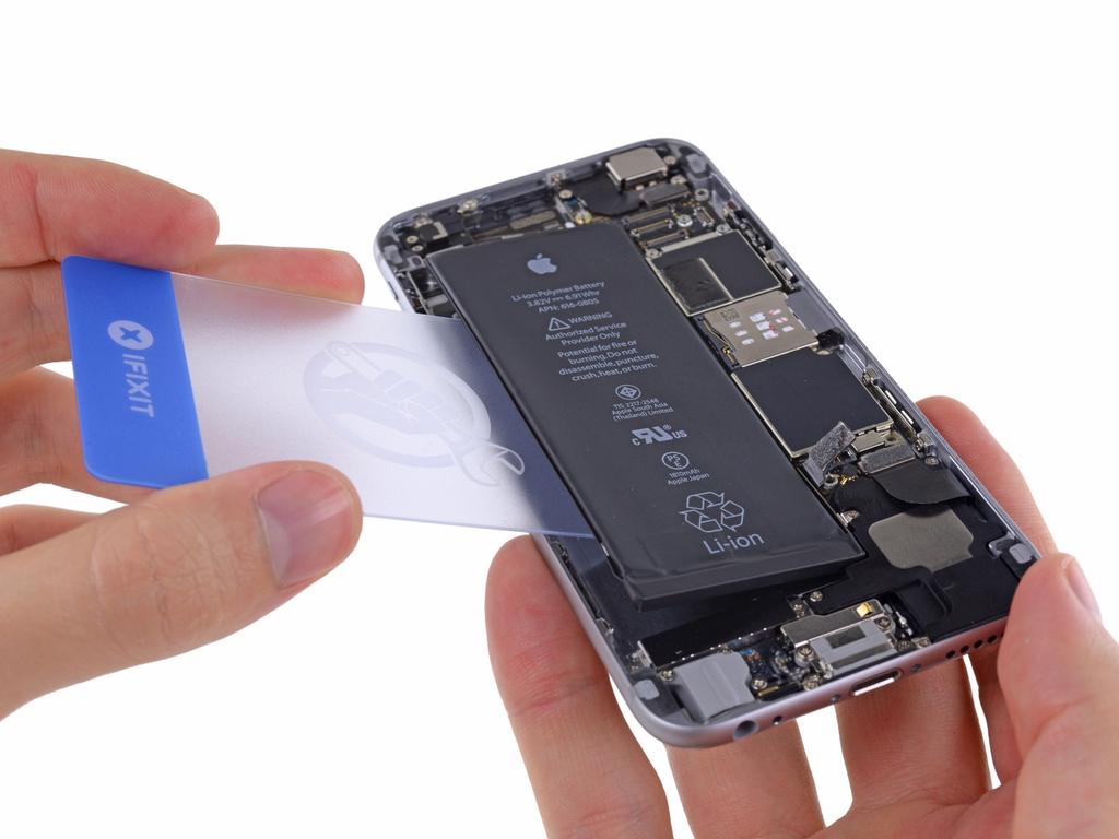 Step 24 Flip the iphone back over and insert a plastic card between the case side of the battery and the rear case.
