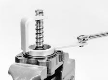 With worm vertical, place the valve housing, input shaft, valve/worm assembly in a vise.