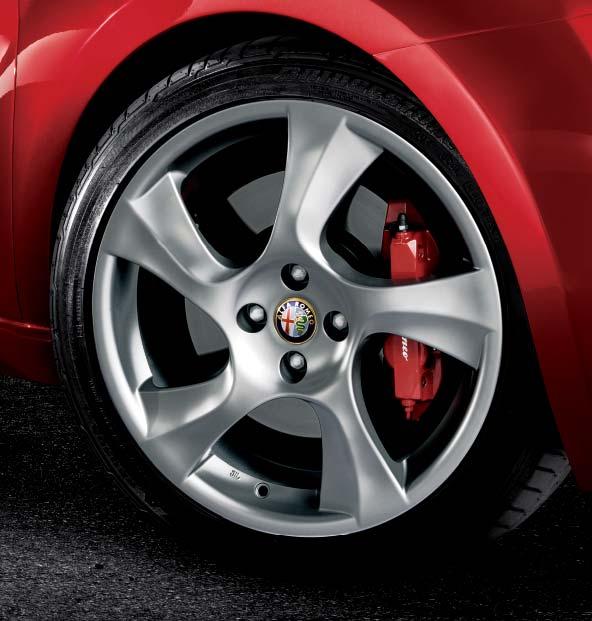 Chains cannot be fitted to the Alfa Romeo MiTo Alloy Wheel Kit. DIS. 50903235 KIT CERCHI IN LEGA 18 ALLOY WHEELS KIT 18 Misure 7,5J x 18 (campanatura ET42). Da abbinare a pneumatici 215/40 R18.