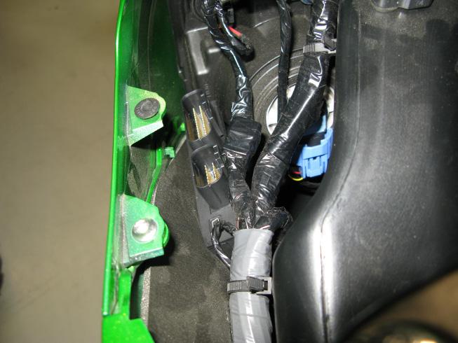 WE STRONGLY SUGGEST THAT AN EXPERIENCED TECHNICIAN INSTALL THIS BAZZAZ PRODUCT 1. Begin the installation by removing the rider seat, tank and side panels. 2.