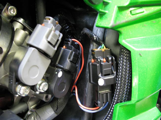 4. Begin to route the Bazzaz Throttle Position Sensor (TPS) s between the frame and throttle bodies to the right side of the bike. Locate the factory, black TPS and disconnect the from the sensor.