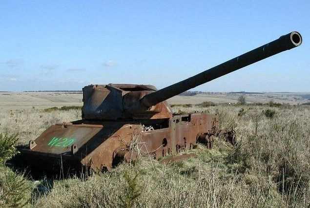 jpg FV214 Conqueror wreck Salisbury Plain firing range (UK)
