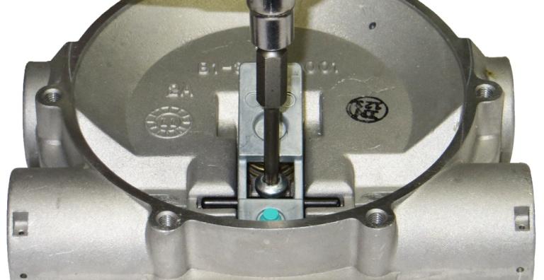 5 Nm). Make sure the spring is seated squarely on the body and lever spring bosses as illustrated. H.