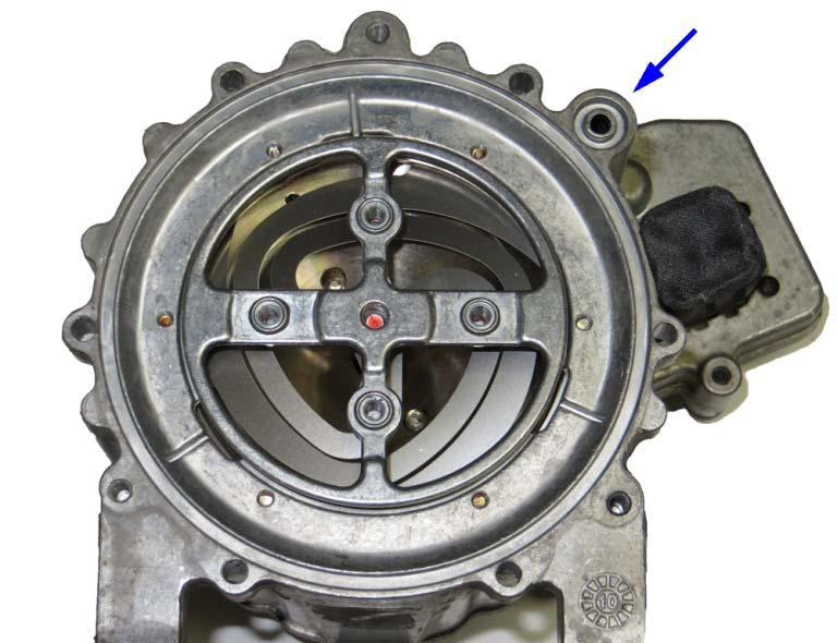 11) Remove and discard the EPR diaphragm and balance port seal (arrow).