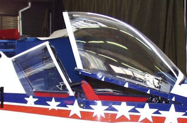 closing. External handles are installed on the lower frame; the canopy is also equipped with a lock at the rear upper section of the frame. 4 4 2 Two-part cockpit canopy: Front tilting canopy.