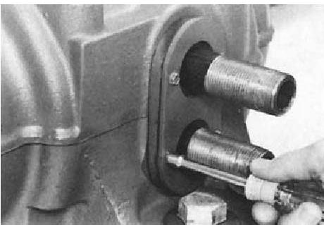 The recommended method of pipe connection for liquid coolants is to con-nect the inlet to one pipe and the outlet to the other pipe on the same side of the bearing.