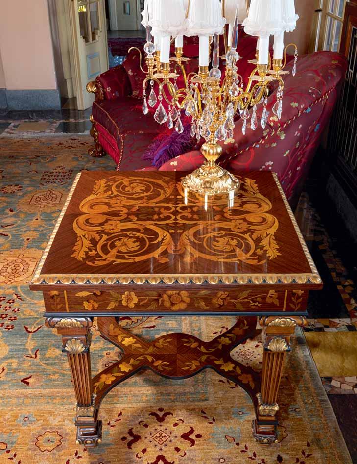 T67/S T67/S Tavolino intarsiato Inlaid side table: cm. 65 x 65 x h. 72 noce + oro + nero walnut + gold + black CN05 VIVI Divano / Sofa: 3 posti / 3 seats cm. 260 x 124 x h. 107 art.