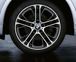 Black slats and a high-gloss Black frame emphasise the character of the BMW and turn the kidney