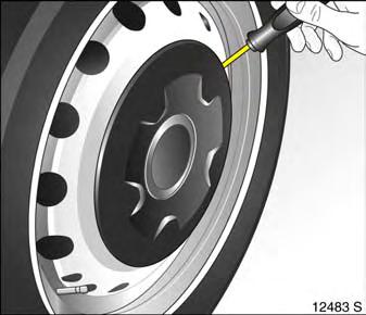 Changing wheels In order to reduce the chance of possible injuries, make the following preparations and note the procedure: z Park on a level, firm and non-slippery surface.