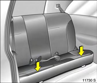 Raise the rear seat at its front edge and swing it forwards. Unlock the single-piece rear seat backrest or split rear seat backrests 3 by pulling on the handles and tilt it / them forwards.