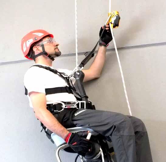 PowerSeat PWRS-B UsING the Device - Preparing to ascend Install two ropes, Primary and Secondary, with separate anchorage points. Each rope must support at least 15 kn.