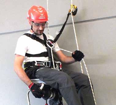 PowerSeat PWRS-B Using the Device - DESCENT ProcedurE 1 1. With one hand grasp the rope leaving the winch. 2.