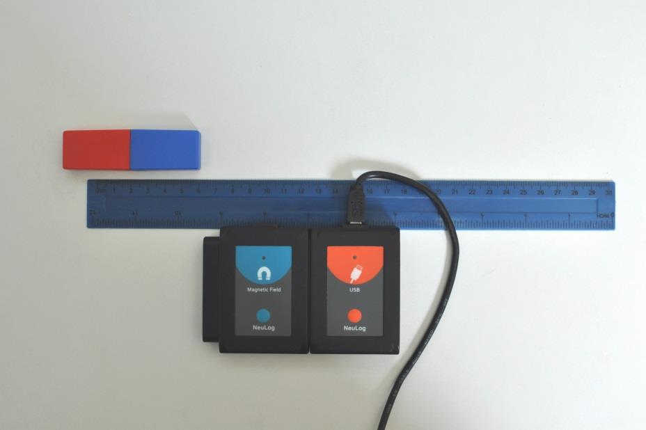 Place the magnet (with the plastic case) in front of the sensor so that the end of the blue