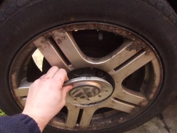 Procedure Step 1 Use a screwdriver (covered in tape), or hubcap removal tool to remove the hubcap on the wheel Step 2 Using the