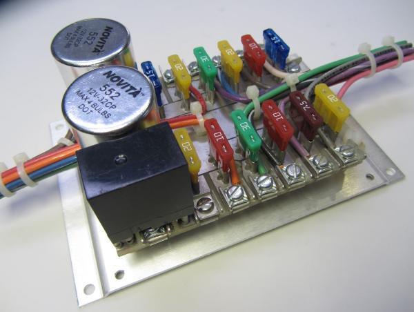 FUSE MODULES Model 1420 Contains positions for 12 ATO fuses or resettable breakers. It also includes hazard and directional flashers and horn relay.