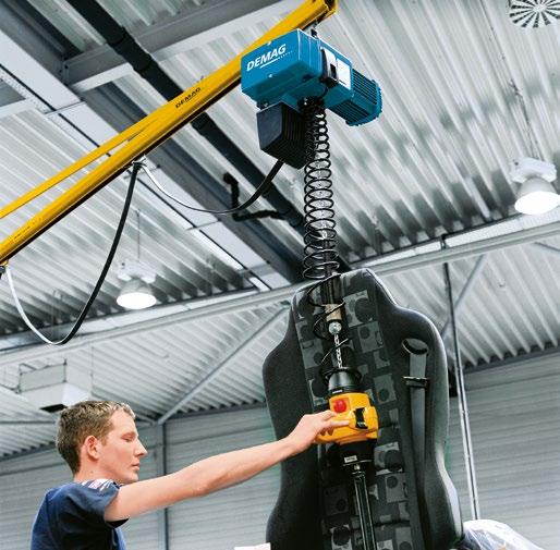 Thanks to the control unit which is rigidly connected to the load handling attachment for right and left-handed operation, the operator only needs one hand to operate the chain hoist and guide the