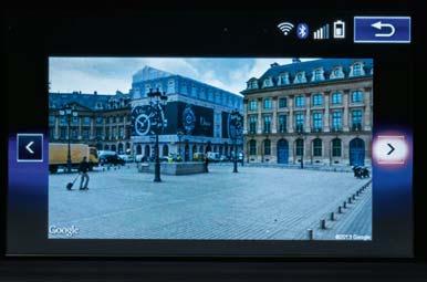view around the entire vehicle. Four discreet cameras provide live images, and on-screen guides assist parking.