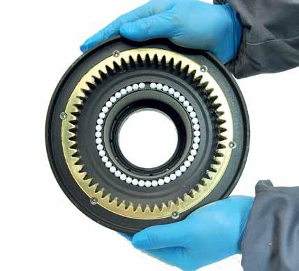 Check the roller bearings and check there are no breaks in the bearing cages. Replace worn or damaged components.