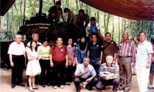 16 Laporan ahunan 2013 (1) Lawatan Ke Cu Chi unnel Para peserta rombongan MAKPM berpeluang melawat kubu strategik (Cu Chi unnel) yang dibina khas oleh tentera Vietnam bagi menghadapi peperangan