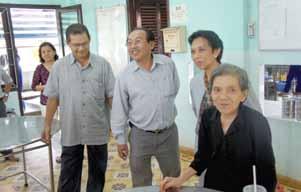 Laporan ahunan 2013 19 Y.H. Dato Haji Halim dan Mr. Loi Anh Vu melawat salah seorang warga tua. Melawat dapur masakan untuk warga tua. he Revd. Canon Samuel D.