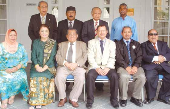 Laporan ahunan 2013 5 Pegawai-Pegawai Majlis dan Ahli-Ahli Jawatankuasa ertinggi Pengurusan MAKPM Bagi Sesi 2011 2014 Duduk (dari kiri ke kanan) Y. Bhg.