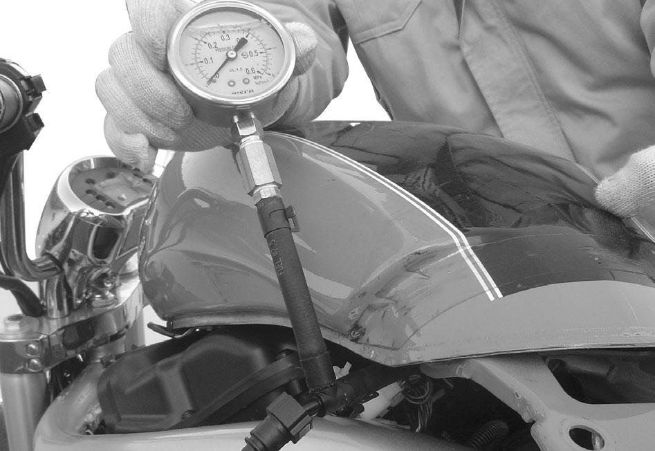 4-2-5 FUEL SYSTEM AND THROTTLE BODY FUEL PRESSURE OF FUEL PUMP INSPECTION Remove the seat. Place a rag under the fuel injector hose. Disconnect the fuel injector hose from the fuel hose joint.