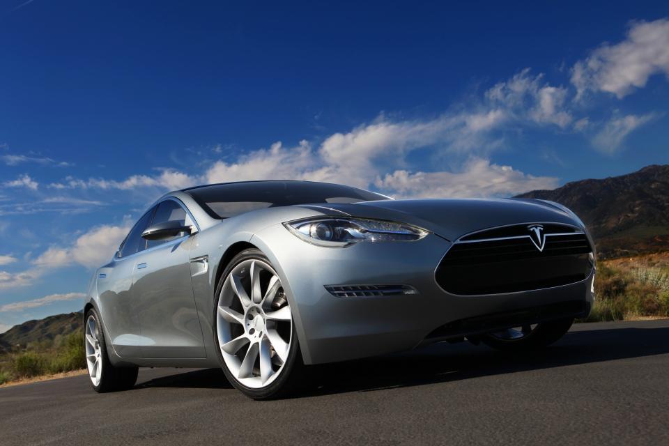 16 Tesla Model S Driving Prototype Complete: Production should start in 2012 Tesla Factory: in Fremont, California Best-in-class cargo volume (hood and trunk storage) 0-96