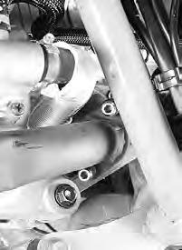 PERIODIC MAINTENANCE 2-5 EXHAUST PIPE BOLT AND MUFFLER BOLT Tighten initially at 1 000 km (600 miles,