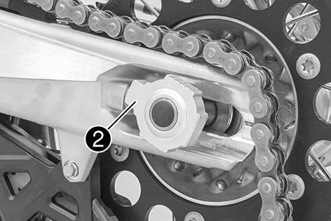 » If the wheel bearing is damaged or worn: Change the rear wheel bearing. Clean and grease shaft seal rings and contact surface of the spacers. Long-life grease ( p. 113) Insert the spacers.