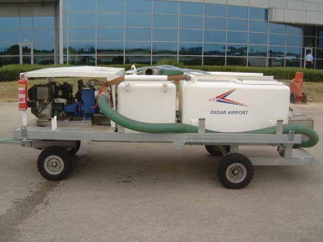 Toilet service vehicle Made by: Usimat Sermens Type: TOILET- EMPTIER DOLLY VT 1000 Year of production: 1997