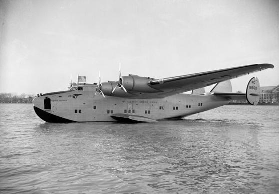 Office international air mail on flights from New York City to Atlantic City, and from Cleveland to Detroit. The Boeing 314 Clipper (fig.