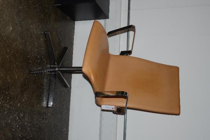 Form: 3273C Oxford chair Manufacturer: Fritz Hansen Designer: Arne Jacobsen
