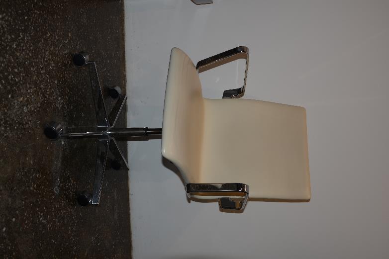 Form: Oxford chair Manufacturer: Fritz Hansen Designer: Arne Jacobsen Material: Leather Colour:
