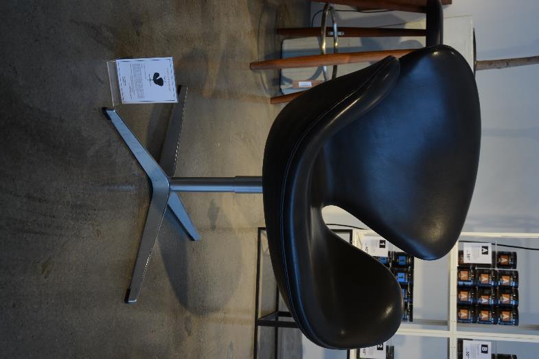 Form: Swan chair, table seat height Manufacturer: Fritz Hansen Designer: Arne Jacobsen