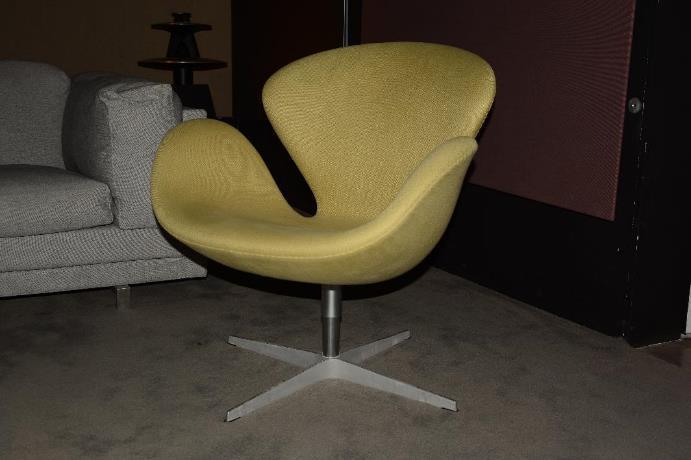 Form: Swan lounge chair Manufacturer: Fritz Hansen