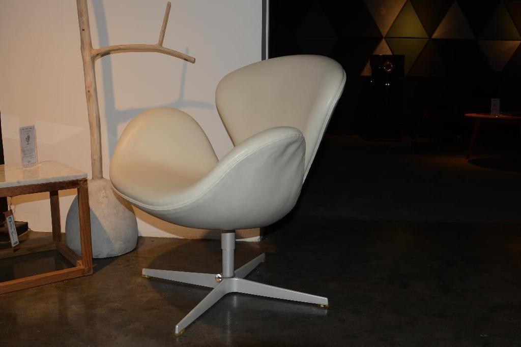 Form: Anniversary Swan lounge chair Limited edition / Numbered Manufacturer: Fritz Hansen Designer: