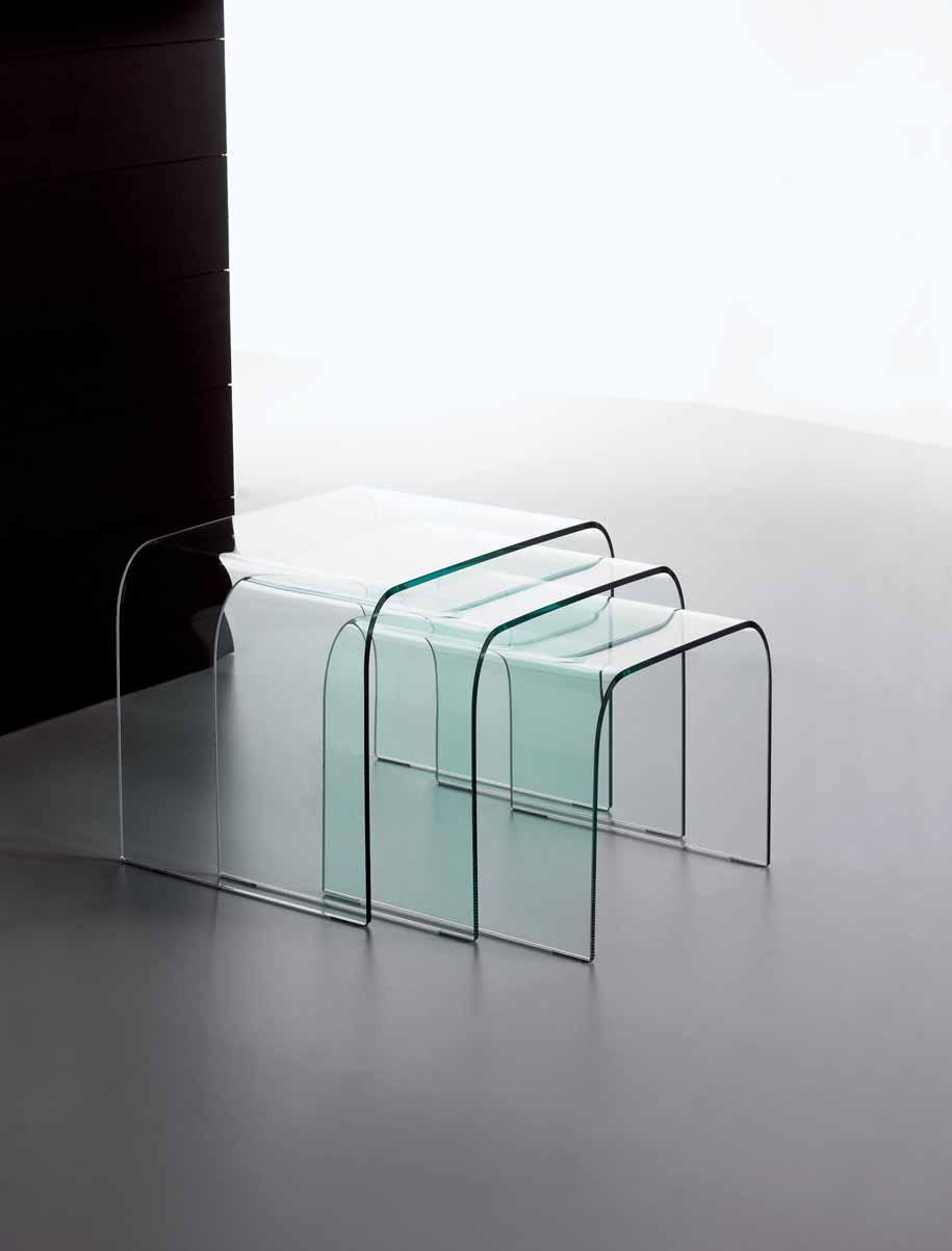 44 x 45 x 37 H cm. Set di tre tavolini in cristallo curvato mm. 10.