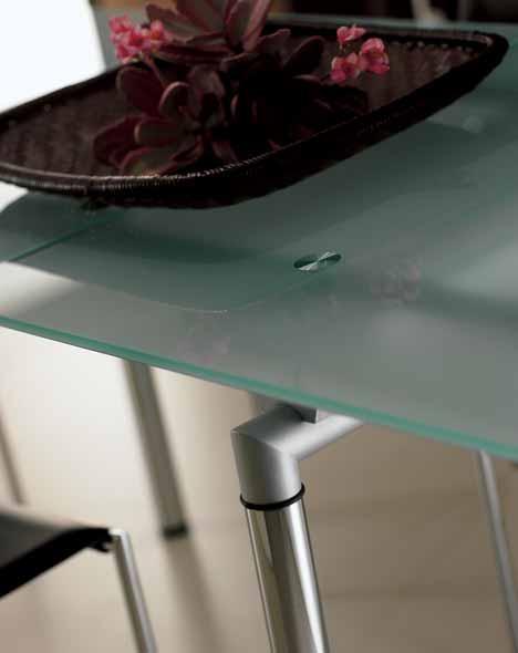 Lacquered metal table with clear or sanded glass top mm. 12 cm. 140 x 80 extensible of cm. 30 on both sides.