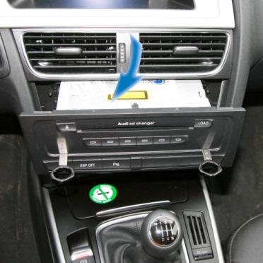 Remove the MMI 3G main unit of the centre console using suitable tools (Fig.