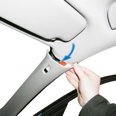 6 Remove the airbag sign by using suitable tools (in order to avoid damages)