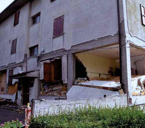 Druga možnost je, da so se zidna polnila poškodovala pred nastankom večjih potresnih sil in tako delovala kot dušilci, ki so s poškodbami sipali energijo [Tomaževič, 2009].
