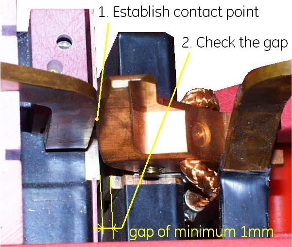 6.1.5 Inspection of contacts tilt and gap Pay attention to the warnings, Section 1! A) Remove the arc chute and adapter See 6.1.4-A/B. B) Check the tilt of the main contacts [Fig. 45].