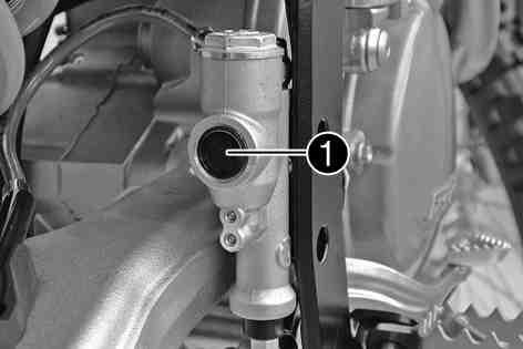 B00008-10 Turn push rod accordingly until you have free travel. If necessary, adjust the basic position of the foot brake lever. Free travel at foot brake lever 3 5 mm (0.12 0.
